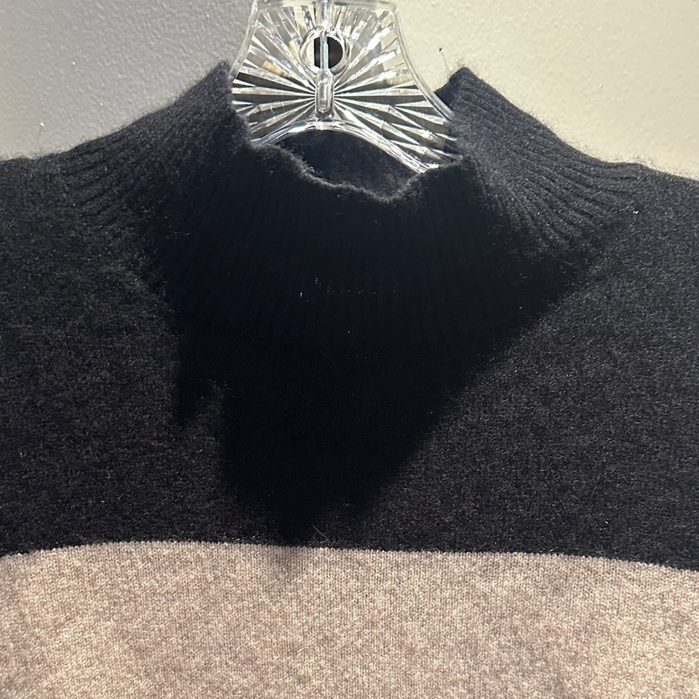 Bloomingdale's Women’s Crewneck Sweater in Black, Gray, and Cream - Picture 3 of 4